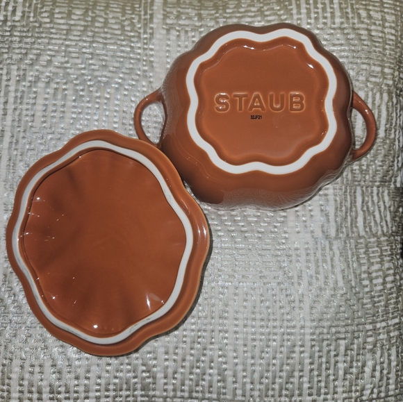 Authentic New in Box. Staub Orange n Gold Stem Pumpkin - Picture 4 of 5